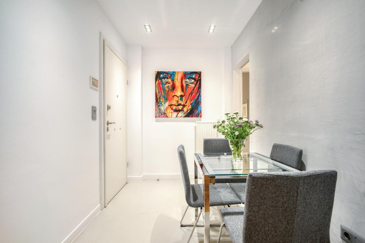 Elegant Light Two Bedroom In Center Apartmán *